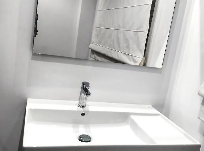 Large With Large And Sunny Terrace - Garden , Center لقنت